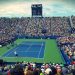 Два теннисиста играют на синем корте посреди переполненного стадиона